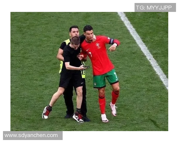 足球明星夺冠瞬间保镖反应引发热议揭秘背后的故事与情感